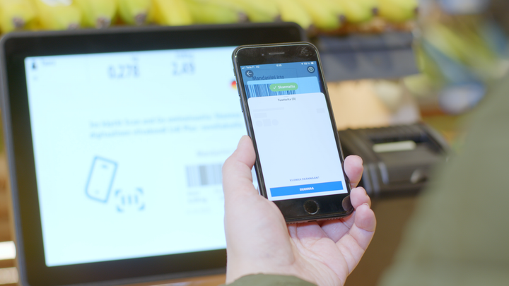 Scan&Go. Hedelmät ja vihannekset punnitaan vaa'alla, joka tunnistaa tuotteen. Viivakoodi luetaan omalla puhelimella vaa'an näytöltä.
