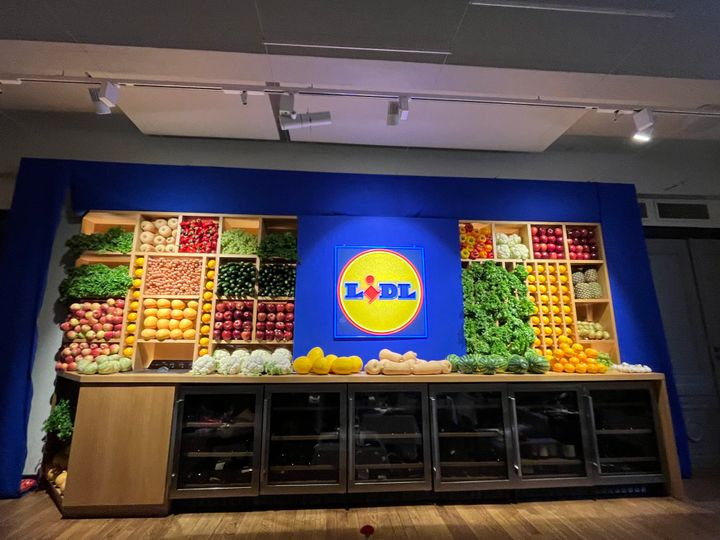 Lidlerien sisustuksessa oli näyttävä hevi-seinä, jossa oli tuoreita kasviksia ja hedelmiä.