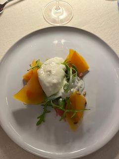 Myskikurpitsaa ja burrataa oli yksi alkupaloista