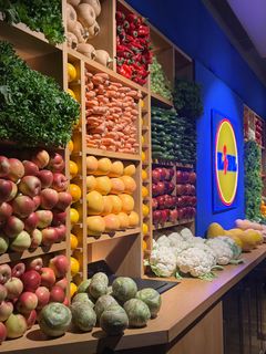 Sisustuksessa oli näyttävä heviseinä