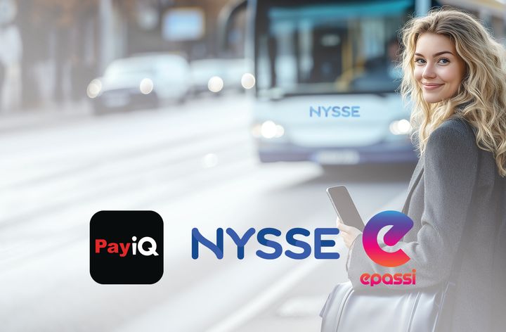 Hymyilevä henkilö pysäkillä, taustalla bussi. Edessä PayiQ, Nysse ja Epassi -logot.