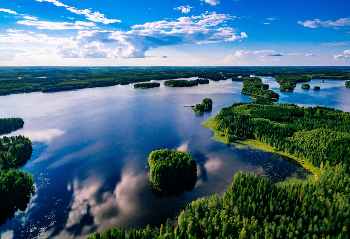 Suomalainen järvimaisema, jossa näkyy myös vihreää metsää.