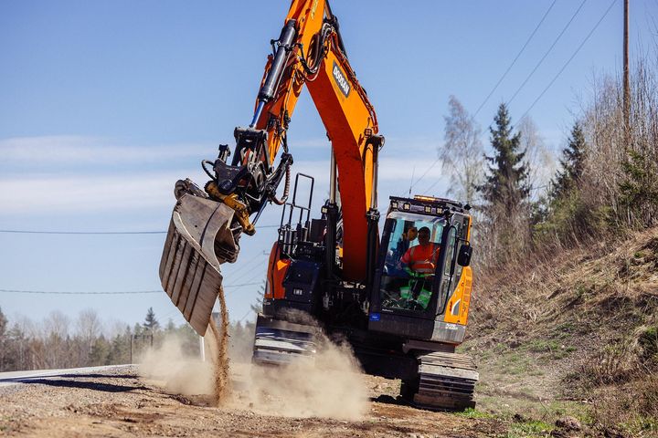 Kaivinkone työssään rakentamassa valokuituverkkoa.