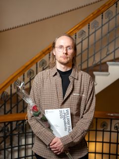 Suomen Taideyhdistyksen William Thuring -pääpalkinnon sai kuvataiteilija Lasse Juuti.