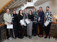 Suomen Taideyhdistyksen William Thuring nimikkopalkinnon saivat, kuvassa vasemmalta: Ville Kumpulainen, Hemuloordi, Mari Hallapuro, Jussi Pyky, Jenni Toikka,  Ville Vuorenmaa, Joonas Siren ja Pavel Rotts. Palkinnon vastaanotti etänä Savu E. Kortenimi.