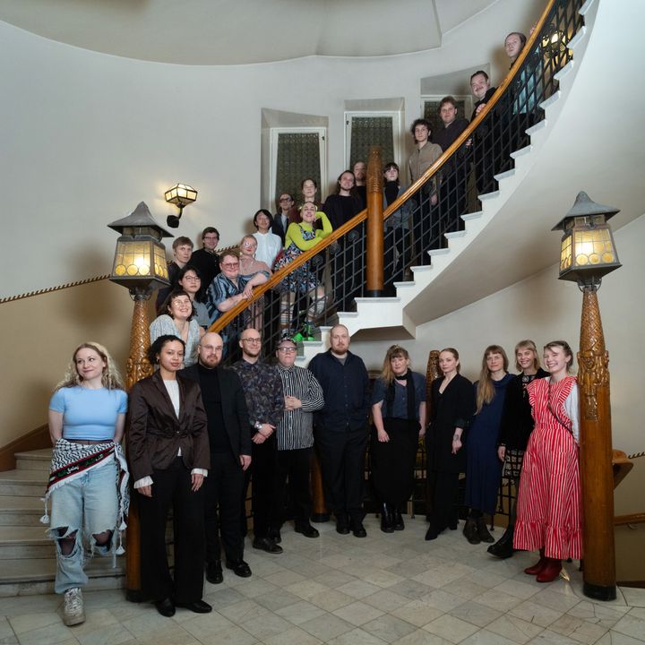 Nuorten taiteilijoiden apurahojen saajat 2025 Kansallissalissa.