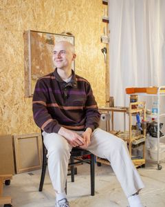 Kristo Saarikoski istuu tuolilla työhuoneessa.