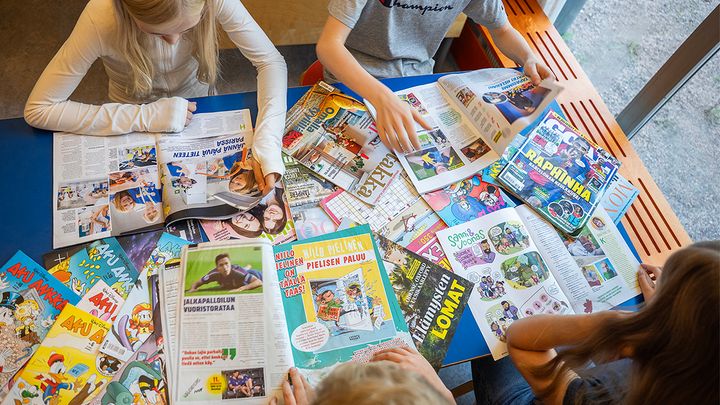 Koululehtikoneen avulla lapset ja nuoret pääsevät tutustumaan journalismiin ja oman aikakauslehden tekemiseen.