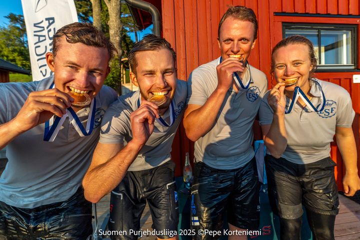Kuvassa ESF:n kultajoukkue, Lucas Karlemo, Sam Stenman, Victor Mesterton ja Emilia Winqvist