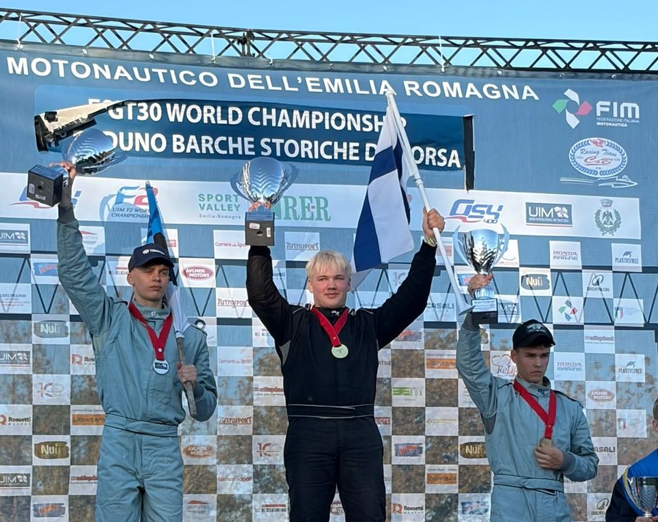 Leevi Paasonen juhlii maailmanmestaruutta. F1LIP Junior Team