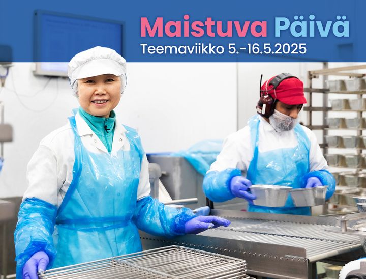 Alt-teksti: Kaksi elintarvikealan työntekijää työskentelee linjastolla suojavarusteissa.