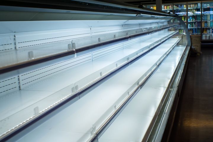 Tyhjä supermarketin hylly.