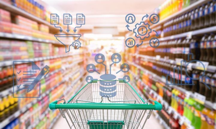 Ostoskärry supermarketin käytävällä, ympärillä digitaalisia ikoneja tiedonhallinnasta.
