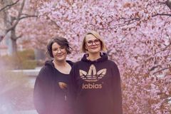 Vuoden Tiedekynä -voittajat Anna Rajala ja Tiina Vaittinen.