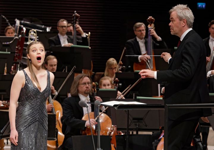Mirjam Helin -laulukilpailun 2019 voittaja Johanna Wallroth, RSO ja kapellimestari Hannu Lintu.