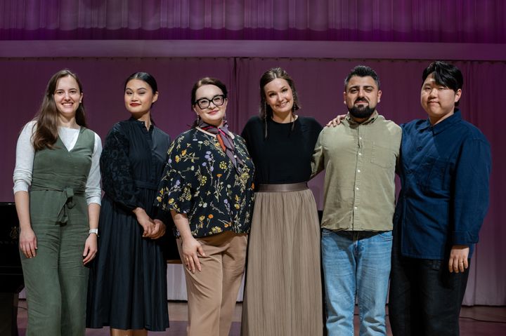 Loppukilpailuun valitut laulajat. Vasemmalta Josipa Bilić, Jingjing Xu, Justyna Khil, Kathrin Lorenzen, Aksel Daveyan, Junho Hwang.