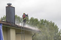 Sadevesikourujen puhdistus