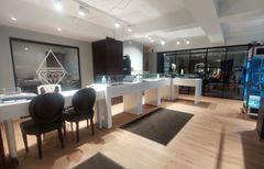 Kultasepät Andreasenin uusi myymälä. Lasiseinän läpi näkee pajan puolelle missä kultasepät tekevät työtään.