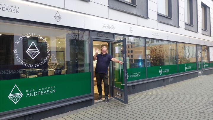 Kultasepät Andreasenin uudet toimitilat ja yrittäjä Jussi Andreasen