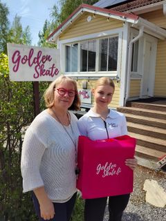 Yrittäjä Pia Hartman (vas.) ja taitoluistelija Nella Pelkonen.