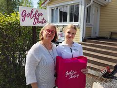 Yrittäjä Pia Hartman (vas.) ja taitoluistelija Nella Pelkonen.