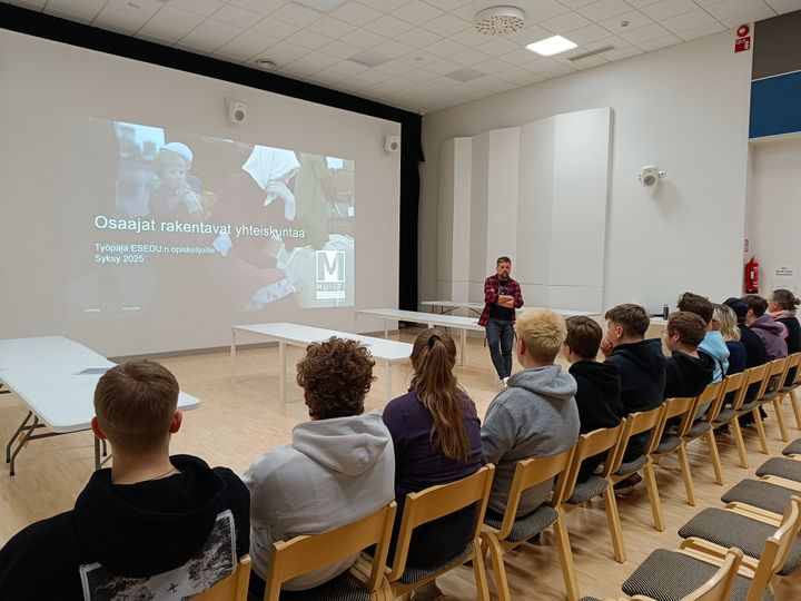 Sodan ja rauhan keskus Muistin pedagogi Mikko Siitonen pitämässä työpajaa Etelä-Savon Ammattiopiston opiskelijoille