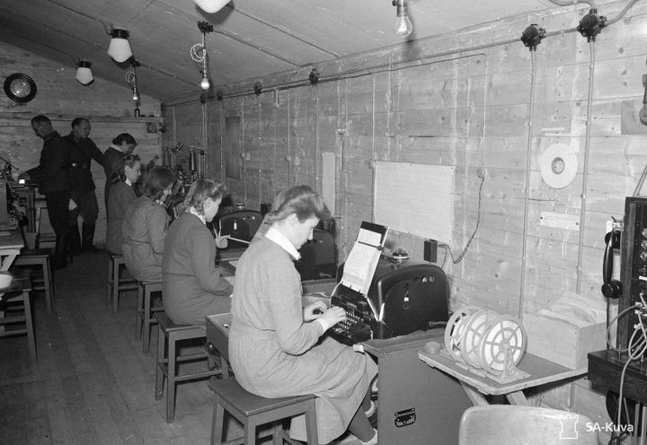 Naisvuoreen louhittu viestikeskus Lokki hoiti päämajan kaiken viestiliikenteen jatkosodan aikana. Suurin osa työntekijöistä oli lottia.