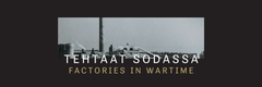 Tehtaat sodassa -näyttelyn juliste, jossa on kuva tehtaasta ja teksti "TEHTAAT SODASSA: FACTORIES IN WARTIME".