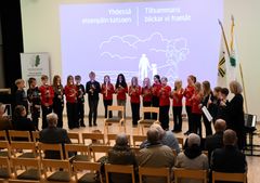 Veteraaniviikon avajaisissa esiintyi Päämajakoulun 4M-luokka.