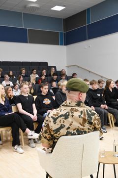 Rauhanturvaajaveteraanit kertoivat kokemuksistaan 9.-luokkalaisille.