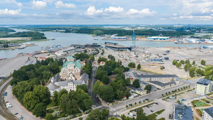 Ferry Terminal Turun urakassa Louhintahiekka rakentaa katuja ja saneeraa kunnallistekniikkaa.