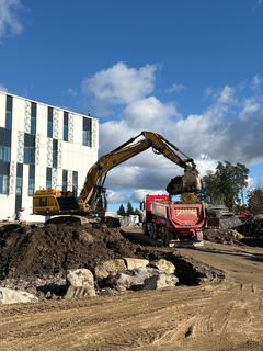 Louhintahiekka vastaa maanrakennustöistä kokonaisuudessaan.