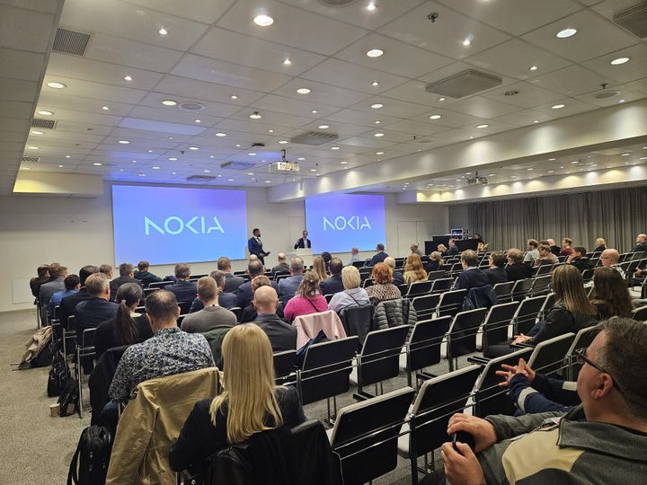 Hyvinvointia sähköllä -visioseminaarin puhujat nostivat esiin sähköalan merkityksen Suomen kilpailukyvyn vahvistajana.