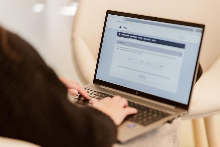 Lomautusajan päivärahan saajien määrä oli maaliskuussa edelleen korkea.