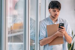 Nuorten ansiopäivärahan saajien määrän lasku on ollut tasaista kahden viime vuoden aikana.