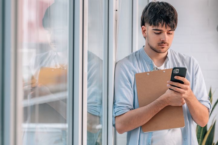 Nuorten ansiopäivärahan saajien määrän lasku on ollut tasaista kahden viime vuoden aikana.