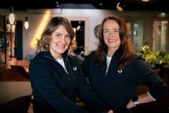 "Meille asiakaskokemus ja luottamus ovat tärkeimpiä toiminnan arvoja. Tavoitteemme on, että rekrytointi on vaikuttava kohtaaminen kaikille osapuolille", kertovat Johanna Ahola (vas.) ja Laura Jalasto (oik).