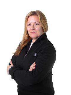 Naisoletettu henkilö, vaaleat hiukset, musta paita, ammattimainen kuva