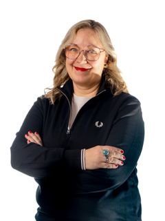 Vaaleahiuksinen nainen, muta paita, iloinen ja innostunut ilme, silmälasit