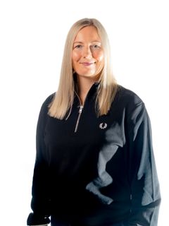 Vaaleahiuksinen nainen, musta paita, iloinen, innostunut ja rento ilme