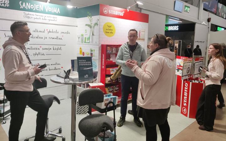 Educa 2026 -bessutapahtuma, ihmisiä messuosastolla jättikokoisen valkotaulun edessä, STABILO-tuotteita myyntitelineissä.
