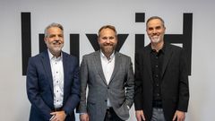 Luxid Groupin toimitusjohtaja Pasi Voho (keskellä) sekä yrityskaupan jälkeen Luxidin USA:n liiketoimintojen johtovastuun jakavat TricomB2B:n johtajat Chris Eifert (oik.) ja John Buscemi.