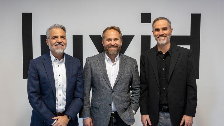 Luxid Groupin toimitusjohtaja Pasi Voho (keskellä) sekä yrityskaupan jälkeen Luxidin USA:n liiketoimintojen johtovastuun jakavat TricomB2B:n johtajat Chris Eifert (oik.) ja John Buscemi.