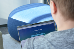 Henkilö katsoo kuntarekryn etusivua tietokoneella.