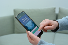 Henkilö katsoo Kuntarekry-työnhakusivustoa mobiililaitteella.