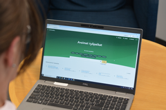 Henkilö katsoo Kirkkorekry-työnhakusivustoa tietokoneella.