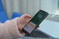 Henkilö katsoo Kirkkorekry-työnhakusivustoa mobiililaitteella.