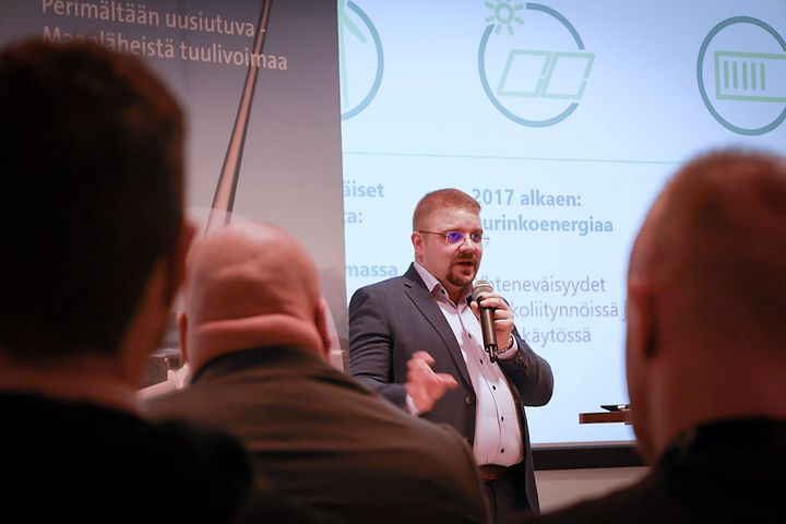 ABO Energyn toimitusjohtaja Aapo Koivuniemi esitteli Kurunpuhdon vetyhanketta kaupunkilaisille tiistai-iltana Nivalassa.