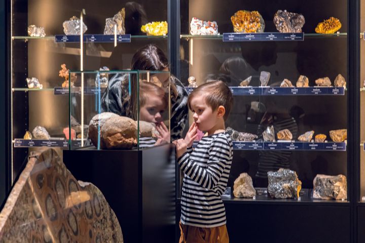 Äiti ja lapsi ihmettelevät dinosauruksen munia