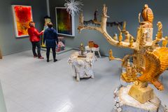 ITE-taiteen huone, jossa kaksi ihmistä ihailevat taidetta.